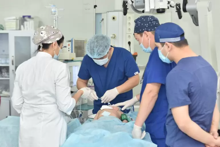 Шымкентские врачи вместе с иностранными коллегами впервые провели операцию больному эпилепсией